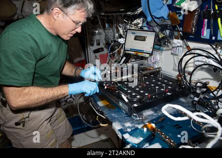 Bowen lavora su Plant Habitat-03 Science Carrier. Iss069e030677 (10 luglio 2023) --- l'astronauta NASA e l'ingegnere di volo della Expedition 69 Stephen Bowen lavora sul Plant Habitat-03B Science Carrier, un dispositivo di ricerca botanica spaziale, nel modulo Harmony della stazione spaziale Internazionale. L'indagine Plant Habitat-03 esplora il modo in cui i cambiamenti del DNA causati dallo spazio vengono trasferiti da una generazione di piante all'altra e poi continuano ad accumularsi o stabilizzarsi. Ciò potrebbe fornire informazioni su come far crescere generazioni ripetute di colture per fornire cibo e altri servizi nelle future missioni spaziali. Foto Stock