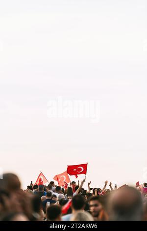 Smirne, Turchia - 9 settembre 2023: Una folla esultante ondeggia numerose bandiere turche a Cumhuriyet Square, celebrando la vibrante celebrazione del libe di Smirne Foto Stock