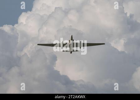 . La missione ALOFT, Airborne Lightning Observatory for Fly’s Eye Simulator and Terrestrial gamma ray flashes, è una collaborazione tra la NASA e l’Università di Bergen, Norvegia. il velivolo ER-2 del NASA Armstrong Flight Research Center vola appena sopra l'altezza delle nuvole di tuoni sulle coste della Florida e dei Caraibi per raccogliere dati sui fulmini e i raggi gamma terrestri. gli scienziati si aspettano di raccogliere dati più accurati che mai che possano far avanzare lo studio delle radiazioni ad alta energia emissioni dovute a temporali. Foto Stock