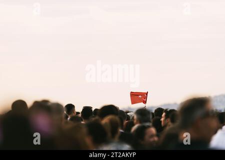 Smirne, Turchia - 9 settembre 2023: In mezzo al mare di persone esultanti in piazza Cumhuriyet per celebrare la liberazione di Smirne, spicca un individuo, p Foto Stock