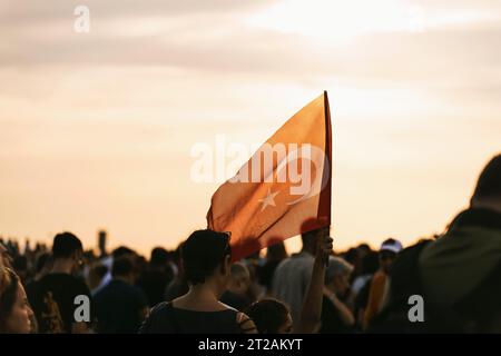 Smirne, Turchia - 9 settembre 2023: In mezzo al mare di persone esultanti in piazza Cumhuriyet per celebrare la liberazione di Smirne, spicca un individuo, p Foto Stock