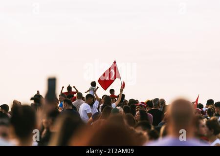 Smirne, Turchia - 9 settembre 2023: Una folla esultante ondeggia numerose bandiere turche a Cumhuriyet Square, celebrando la vibrante celebrazione del libe di Smirne Foto Stock