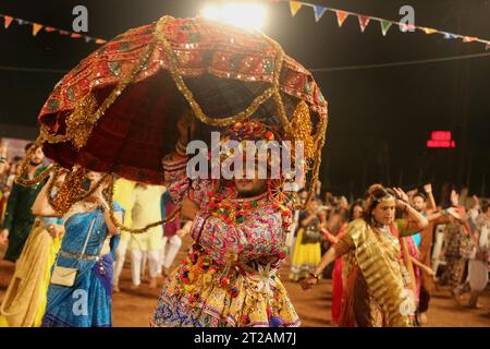 Bhopal, stato indiano del Madhya Pradesh. 17 ottobre 2023. Le persone vestite con abiti tradizionali eseguono la danza Garba durante il festival indù di Navratri a Bhopal, capitale dello stato indiano del Madhya Pradesh, 17 ottobre 2023. Crediti: Str/Xinhua/Alamy Live News Foto Stock