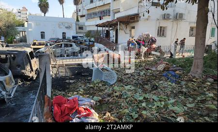 Gaza, territorio palestinese occupato. 18 ottobre 2023. Il danno è stato visto nel sito dell'al-Ahli Baptist Hospital nel centro della città di Gaza mercoledì 18 ottobre 2023 in seguito a un'esplosione notturna lì. Più di 500 persone sono state uccise all'ospedale battista al-Ahli a Gaza martedì, ha detto il portavoce del Ministero della salute Ashraf al-Qudra. Secondo le autorità palestinesi, l'esercito israeliano è responsabile dei bombardamenti mortali. Israele nega le accuse palestinesi del loro coinvolgimento nell'attacco. Foto di Muthana Alnajjar/ Credit: UPI/Alamy Live News Foto Stock