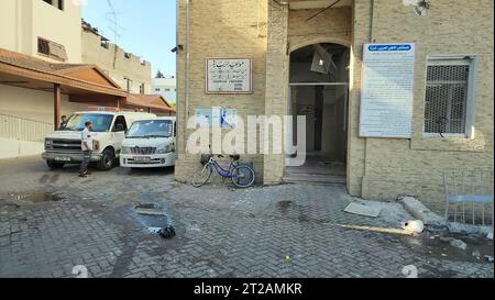 Gaza, territorio palestinese occupato. 18 ottobre 2023. Il danno è stato visto nel sito dell'al-Ahli Baptist Hospital nel centro della città di Gaza mercoledì 18 ottobre 2023 in seguito a un'esplosione notturna lì. Più di 500 persone sono state uccise all'ospedale battista al-Ahli a Gaza martedì, ha detto il portavoce del Ministero della salute Ashraf al-Qudra. Secondo le autorità palestinesi, l'esercito israeliano è responsabile dei bombardamenti mortali. Israele nega le accuse palestinesi del loro coinvolgimento nell'attacco. Foto di Muthana Alnajjar/ Credit: UPI/Alamy Live News Foto Stock