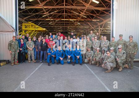 L'equipaggio di Artemis II visita la base navale di San Diego. Da sinistra a destra, l'astronauta della NASA Victor Glover, l'astronauta dell'Agenzia spaziale canadese Jeremy Hansen, gli astronauti della NASA Reid Wiseman e Christina Hammock Koch, mettiti in posa con le squadre del programma Exploration Ground Systems della NASA e i marinai della Marina degli Stati Uniti assegnati all'Amphibious Construction Battalion 1 durante un tour del Defense Distribution Depot Center a San Diego, California, il 19 luglio 2023. Il deposito è attualmente utilizzato dalla NASA per ospitare il Vehicle Advanced Demonstrator for Emergency Recovery, "VADER", una replica della capsula spaziale. In preparazione Foto Stock