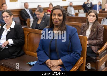 New York, Stati Uniti. 18 ottobre 2023. Letitia James, procuratore generale di New York, durante un'apparizione in tribunale dell'ex presidente Donald Trump nella sala del tribunale nella terza settimana del suo processo per frode civile alla Corte Suprema di Stato martedì 18 ottobre 2023 a New York City. Il caso portato lo scorso settembre dal procuratore generale di New York Letitia James, accusa Trump, i suoi figli maggiori e la sua azienda di famiglia di gonfiare il patrimonio netto di Trump di oltre 2 miliardi di dollari, sopravvalutando il suo portafoglio immobiliare. Foto della piscina di Jeenah Moon/UPI credito: UPI/Alamy Live News Foto Stock