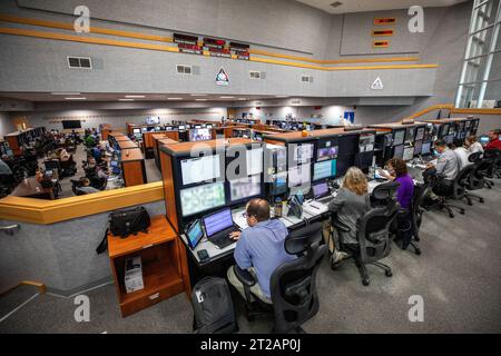 Avvia simulazione Artemis II. Un team di ingegneri della NASA e Jacobs è su console per la prima simulazione di lancio di Artemis II all'interno della sala di fuoco al Launch Control Center del Kennedy Space Center della NASA in Florida il 20 luglio 2023. Il team sta provando i passaggi per lanciare il sistema di lancio spaziale della NASA e la navicella Orion per la missione con equipaggio Artemis II. Artemis II sarà la prima missione con astronauti sotto Artemis che testerà e controllerà tutti i sistemi di Orion necessari per le future missioni con equipaggio. Foto Stock