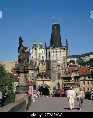 Repubblica Ceca. Città di Praga. Vista sulla torre del ponte della città vecchia dal Ponte Carlo. Foto Stock