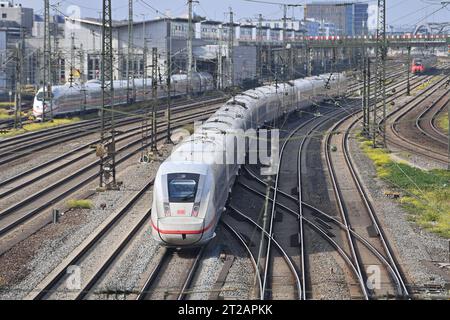 Ausfahrender, einfahrender Zug, ICE, Intercity Express, Schnellzug, Hochgeschwindigkeitszug, Hauptbahnhof Muenchen, DB, Die Bahn, Stadt OEPNV, oeffentlicher Personenverkehr, Fernverkehr, *** partenza, arrivo treno, ICE, Intercity Express, treno veloce, treno ad alta velocità, stazione centrale di Monaco, DB, Die Bahn, City OEPNV, trasporti pubblici, interurbane, credito: Imago/Alamy Live News Foto Stock