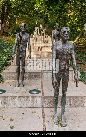 Memoriale alle vittime del comunismo, 2002, di Olbram Zoubek, ispirato alle opere di Alberto Giacometti, via Ujezd, Mala strana, Praga, Repubblica Ceca Foto Stock