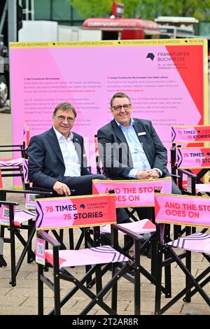 Der hessen-nassauische Kirchenpraesident und Medienbischof der EKD, Volker Jung l, besucht am 18.10.2023 Die Frankfurter Buchmesse. Rechts im Bild Direktor des Gemeinschaftswerks der Evangelischen Publizistik gGmbH GEP, Joerg Jörg Bollmann. Siehe epd-Meldung vom 18.10.2023 SOLO USO EDITORIALE *** il presidente della chiesa di hessen nassau e vescovo dei media della EKD, Volker Jung l, visita la Fiera del libro di Francoforte il 18 10 2023 proprio nel Picture Director della Gemeinschaftswerk der Evangelischen Publizistik gGmbH GEP, Joerg Jörg Bollmann Vedi epd Message of 18 10 2023 EDITORIAL USE ONLY Copyright: e Foto Stock