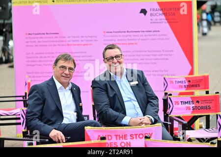 Der hessen-nassauische Kirchenpraesident und Medienbischof der EKD, Volker Jung l, besucht am 18.10.2023 Die Frankfurter Buchmesse. Rechts im Bild Direktor des Gemeinschaftswerks der Evangelischen Publizistik gGmbH GEP, Joerg Jörg Bollmann. Siehe epd-Meldung vom 18.10.2023 SOLO USO EDITORIALE *** il presidente della chiesa di hessen nassau e vescovo dei media della EKD, Volker Jung l, visita la Fiera del libro di Francoforte il 18 10 2023 proprio nel Picture Director della Gemeinschaftswerk der Evangelischen Publizistik gGmbH GEP, Joerg Jörg Bollmann Vedi epd Message of 18 10 2023 EDITORIAL USE ONLY Copyright: e Foto Stock