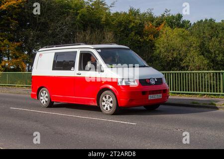 VW Volkswagen Transporter T28 104 TDI 104 SWB bianco rosso LCV Panel Van Diesel 1896 cc; attraversamento del ponte autostradale a Greater Manchester, Regno Unito Foto Stock