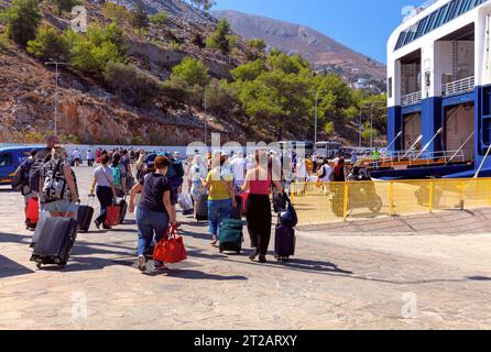 Symi, Grecia - 18 settembre 2023: I passeggeri si imbarcano sul traghetto Blue Star in una mattinata di sole. Foto Stock