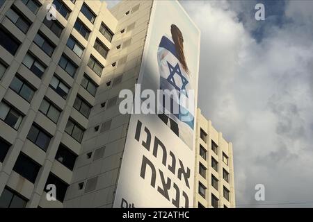 Edificio per uffici con grandi poster che riportano "We Will Will Win" e "Together We Will Will Win" il 16 ottobre 2023 a Tel Aviv, Israele. Mentre Israele si prepara ad invadere la Striscia di Gaza nella sua campagna per sconfiggere Hamas, il gruppo militante palestinese che ha lanciato un attacco mortale nel sud di Israele il 7 ottobre Foto Stock