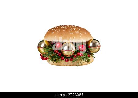 Hamburger di Natale creativo. Hamburger a base di rami di abete e ornamenti natalizi isolati su sfondo bianco. Cibo creativo per Capodanno o Natale Foto Stock