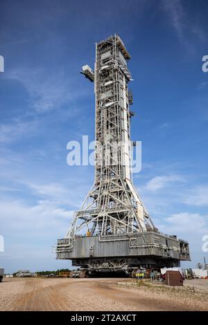 Mobile Launcher 1 (ML-1) passa alla piattaforma di lancio 39B per il test Artemis ll. Il lanciatore mobile, trasportato dal crawler-transporter 2, esce dal suo sito di parco al Launch Pad 39B presso il Kennedy Space Center della NASA in Florida il 16 agosto 2023. Mentre si trova al pad, sarà sottoposto a test per la missione Artemis II dell'agenzia. Sotto Artemis, il lanciatore mobile trasporterà il razzo Space Launch System della NASA e la navicella Orion al pad 39B per il decollo. Foto Stock