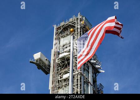 Mobile Launcher 1 (ML-1) passa alla piattaforma di lancio 39B per il test Artemis ll. Il lanciatore mobile, trasportato dal crawler-transporter 2, esce dal suo sito di parco al Launch Pad 39B presso il Kennedy Space Center della NASA in Florida il 16 agosto 2023. Mentre si trova al pad, sarà sottoposto a test per la missione Artemis II dell'agenzia. Sotto Artemis, il lanciatore mobile trasporterà il razzo Space Launch System della NASA e la navicella Orion al pad 39B per il decollo. Foto Stock