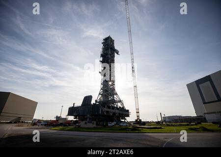 Mobile Launcher 1 (ML-1) passa alla piattaforma di lancio 39B per il test Artemis ll. Il lanciatore mobile, trasportato dal crawler-transporter 2, esce dal suo sito di parco al Launch Pad 39B presso il Kennedy Space Center della NASA in Florida il 16 agosto 2023. Mentre si trova al pad, sarà sottoposto a test per la missione Artemis II dell'agenzia. Sotto Artemis, il lanciatore mobile trasporterà il razzo Space Launch System della NASA e la navicella Orion al pad 39B per il decollo. Foto Stock