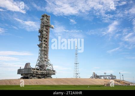 Mobile Launcher 1 (ML-1) passa alla piattaforma di lancio 39B per il test Artemis ll. Il lanciatore mobile, trasportato dal crawler-transporter 2, si avvicina al pad al Launch Complex 39B al Kennedy Space Center della NASA in Florida il 17 agosto 2023. Mentre si trova al pad, il lanciatore mobile sarà sottoposto a test per la missione Artemis II dell'agenzia. Sotto Artemis, il lanciatore mobile trasporterà il razzo Space Launch System della NASA e la navicella Orion al pad 39B per il decollo. Foto Stock