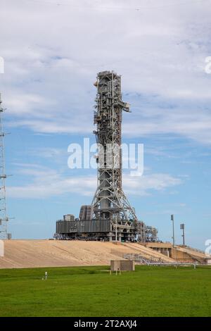 Mobile Launcher 1 (ML-1) passa alla piattaforma di lancio 39B per il test Artemis ll. Il lanciatore mobile, trasportato dal crawler-transporter 2, arriva al pad del Launch Complex 39B al Kennedy Space Center della NASA in Florida il 17 agosto 2023. Mentre si trova al pad, il lanciatore mobile sarà sottoposto a test per la missione Artemis II dell'agenzia. Sotto Artemis, il lanciatore mobile trasporterà il razzo Space Launch System della NASA e la navicella Orion al pad 39B per il decollo. Foto Stock