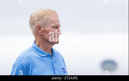L'amministratore della NASA Bill Nelson osservò come gli astronauti dell'equipaggio 7 Jasmin Moghbeli, Andreas Mogensen, Satoshi Furukawa e Konstantin Borisov si rivolsero ai media dopo essere arrivati al Kennedy Space Center 's Launch and Landing Facility il 20 agosto 2023. L'equipaggio partirà il 25 agosto a bordo di Dragon e Falcon 9 sulla ISS come parte del Commercial Crew Program della NASA. Foto Stock