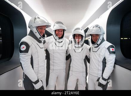 SpaceX Crew-7 Dry Dress Rehearsal della NASA. Da sinistra, il cosmonauta Roscosmos Konstantin Borisov, l'astronauta ESA Andreas Mogensen, l'astronauta NASA Jasmin Moghbeli, e l'astronauta JAXA (Japan Aerospace Exploration Agency) Satoshi Furukawa posa all'interno del braccio di accesso dell'equipaggio come parte di una prova con conto alla rovescia per la missione SpaceX Crew-7 della NASA presso il Kennedy Space Center dell'agenzia in Florida martedì 22 agosto 2023. I quattro membri dell'equipaggio voleranno verso la stazione spaziale Internazionale per una rotazione di sei mesi, conducendo ricerche e esperimenti scientifici. Il decollo e' mirato per le 3:50 Foto Stock