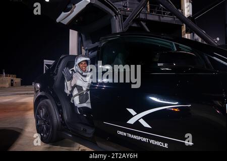 SpaceX Crew-7 Dry Dress Rehearsal della NASA. L'astronauta della NASA Jasmin Moghbeli onda all'interno di un veicolo di trasporto dell'equipaggio SpaceX al Kennedy Space Center in Florida martedì 22 agosto 2023, come parte di una prova con conto alla rovescia per la missione SpaceX Crew-7 della NASA. Moghbeli, insieme all'astronauta ESA (Agenzia spaziale europea) Andreas Mogensen, all'astronauta JAXA (Agenzia spaziale Giapponese) Satoshi Furukawa e al cosmonauta Roscosmos Konstantin Borisov, volerà alla stazione spaziale Internazionale per una rotazione di sei mesi, conducendo ricerche e esperimenti scientifici. Il decollo è mirato alle 3:50 ed Foto Stock