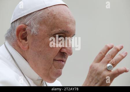 18 ottobre 2023, Stato della città del Vaticano, Santa sede: PAPA FRANCESCO durante l'udienza generale del mercoledì a San Piazza Pietro in Vaticano. (Immagine di credito: © Evandro Inetti/ZUMA Press Wire) SOLO USO EDITORIALE! Non per USO commerciale! Foto Stock