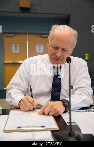 Ken Bowersox, amministratore associato della NASA, partecipa al Flight Readiness Review di Crew-7 presso il Kennedy Space Center il 21 agosto 2023. La missione Crew-7 partirà dal Launch Complex 39A alle 3:49 del mattino EDT, 25 agosto 2023, portando gli astronauti Moghbeli, Mogensen, Furukawa e Borisov alla ISS a bordo della navicella spaziale SpaceX Dragon. Foto Stock