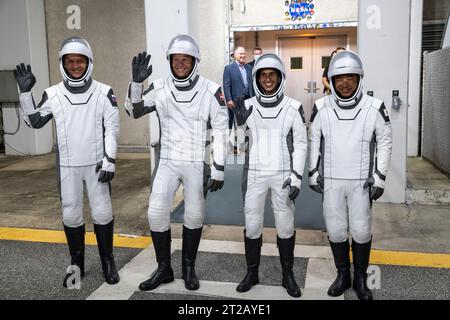 Prova di abito asciutto SpaceX Crew-7. I membri dell'equipaggio di SpaceX-7 della NASA si trovano all'esterno del Neil A. Armstrong Operations and Checkout Building martedì 22 agosto 2023, presso il Kennedy Space Center dell'agenzia in Florida. Stavano partecipando a una prova generale del conto alla rovescia per prepararsi al lancio della missione imminente. Da sinistra ci sono il cosmonauta Roscosmos Konstantin Borisov, l'astronauta ESA Andreas Mogensen, l'astronauta NASA Jasmin Moghbeli e l'astronauta JAXA (Japan Aerospace Exploration Agency) Satoshi Furukawa. L'equipaggio partirà per la stazione spaziale Internazionale a bordo dello Space Foto Stock