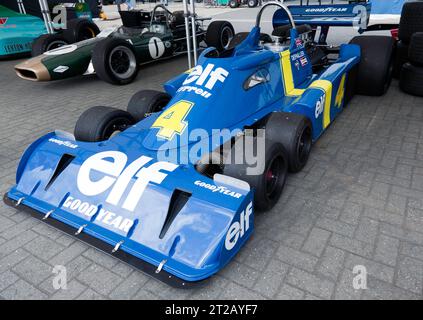 Vista frontale di tre quarti di una vettura da corsa di Formula uno a sei ruote Blue, 1976, Tyrrell P34, in mostra al Silverstone Festival 2023 Foto Stock