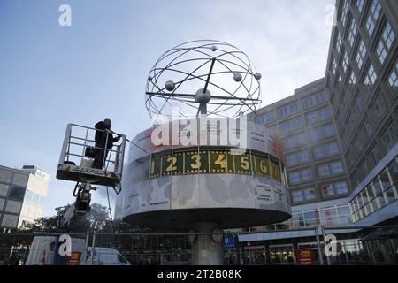 Die Reinigung der Weltzeituhr nach einer Aktion der Klimaaktivisten AM 18.10.2023 *** la pulizia dell'orologio mondiale dopo un'azione degli attivisti del clima il 18 10 2023. Credito: Imago/Alamy Live News Foto Stock