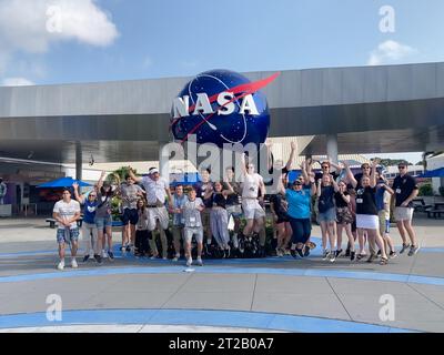 OSTEM - studenti di lancio delle prime Nazioni. I partecipanti al 14° First Nations Launch High-Power Rocket Competition guardano il lancio della NASA SpaceX Crew-7 dal sito di osservazione di Banana Creek presso il Kennedy Space Center dell'agenzia in Florida sabato 26 agosto 2023. Un razzo SpaceX Falcon 9 che trasporta l'astronauta NASA Jasmin Moghbeli, l'astronauta ESA (Agenzia spaziale europea) Andreas Mogensen, l'astronauta JAXA (Agenzia spaziale del Giappone) Satoshi Furukawa e il cosmonauta Roscosmos Konstantin Borisov lanciato alla stazione spaziale Internazionale alle 3:27 EDT dal Kennedy's Launch Complex 39A. Studente Foto Stock