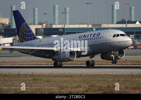 Aeroporto internazionale di Los Angeles, CA, USA - 30 agosto 2023: Atterra un aereo di linea commerciale Airbus A319, operato da United Airlines. Foto Stock