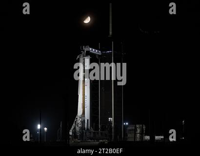 La Luna è visibile sopra un razzo SpaceX Falcon 9 con la navicella Dragon sulla rampa di lancio al Launch Complex 39A. Tra gli astronauti della NASA vi sono Jasmin Moghbeli, Andreas Mogensen, Satoshi Furukawa e Konstantin Borisov. La missione è un volo a rotazione dell'equipaggio verso la stazione spaziale Internazionale nell'ambito del Commercial Crew Program della NASA. Foto Stock