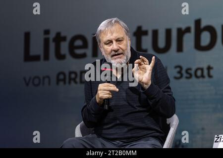 Francoforte sul meno, Germania. 18 ottobre 2023. 75a Fiera del Libro di Francoforte / Frankfurter Buchmesse 2023: Il filisopher sloveno e autore Slavoj Žižek parla della questione tedesca del suo libro "surplus-enjoyment: A Guide for the non-Perplexed" (Bloomsbury Academic, Londra 2022), in tedesco "Die Paradoxien der Mehrlust. Ein Leitfaden für die Nichtverwirten' (S. Fischer, Francoforte sul meno 2023) e le sue controverse parole su Israele e Palestina alla cerimonia di apertura della Fiera del Libro di Francoforte i giorni prima. Crediti: Christian Lademann/LademannMedia/Alamy Live News Foto Stock