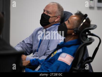 Lancio di SpaceX Crew-7 della NASA. Norm Knight, direttore delle operazioni di volo presso il Johnson Space Center della NASA, e Joe Acaba, capo dell'ufficio astronauti, sono visti mentre monitorano il conto alla rovescia del lancio di un razzo SpaceX Falcon 9 che trasporta la navicella Dragon della compagnia nella missione SpaceX Crew-7 della NASA con l'astronauta Jasmin Moghbeli, l'astronauta ESA (Agenzia spaziale europea) Andreas Mogensen, l'astronauta Japan Aerospace Exploration Agency (JAXA) Satoshi Furukawa e il cosmonauta Roscosmos Konstantin Borisov a bordo, sabato 26 agosto 2023, nel Launch and Landing Control Center di SpaceX a HangerX Foto Stock