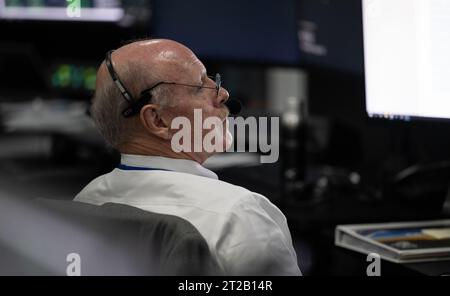 L'amministratore associato della NASA Ken Bowersox ha monitorato il conto alla rovescia del lancio del razzo SpaceX Falcon 9 con la navicella Dragon che trasportava gli astronauti della NASA Jasmin Moghbeli, l'astronauta ESA Andreas Mogensen, l'astronauta JAXA Satoshi Furukawa e il cosmonauta Roscosmos Konstantin Borisov dal Launch Complex 39A al Kennedy Space Center, Florida, il 26 agosto 2023, per la missione dell'equipaggio-7. Foto Stock