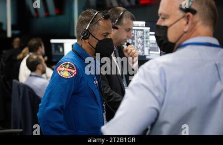 Lancio di SpaceX Crew-7 della NASA. Joe Acaba, capo del centro Astronaut Office, è visto insieme al responsabile del programma della NASA International Space Station Joel Montalbano, e Norm Knight, direttore delle operazioni di volo presso il Johnson Space Center della NASA, mentre monitorano il conto alla rovescia del lancio di un razzo SpaceX Falcon 9 che trasporta la navicella Dragon della compagnia nella missione NASA SpaceX Crew-7 con l'astronauta Jasmin Moghbeli, l'astronauta ESA (Agenzia spaziale europea) Andreas Mogensen, l'astronauta Japan Aerospace Exploration Agency (JAXA) Satoshi Furukawa, e il cosmonauta bordo del Roscosmos Konstantin Borisov, Foto Stock