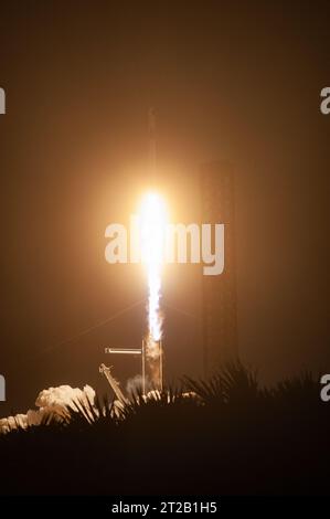 SpaceX Crew-7 Live Launch Coverage della NASA. Un razzo SpaceX Falcon 9 si solleva dal pad alle 3:27 del mattino EDT di sabato, agosto 26, dal complesso di lancio 39A del Kennedy Space Center in Florida, portando i membri dell'equipaggio SpaceX-7 della NASA alla stazione spaziale Internazionale. A bordo della navicella Dragon di SpaceX ci sono l'astronauta NASA Jasmin Moghbeli, l'astronauta ESA (Agenzia spaziale europea) Andreas Mogensen, l'astronauta JAXA (Agenzia spaziale del Giappone) Satoshi Furukawa e il cosmonauta Roscosmos Konstantin Borisov. Foto Stock