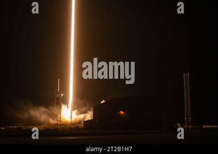 SpaceX Crew-7 Live Launch Coverage della NASA. Un razzo SpaceX Falcon 9 vola in cielo alle 3:27 del mattino EDT sabato, agosto 26, dal Launch Complex 39A del Kennedy Space Center in Florida, portando i membri dell'equipaggio SpaceX Crew-7 della NASA alla stazione spaziale Internazionale. A bordo della navicella Dragon di SpaceX ci sono l'astronauta NASA Jasmin Moghbeli, l'astronauta ESA (Agenzia spaziale europea) Andreas Mogensen, l'astronauta JAXA (Agenzia spaziale del Giappone) Satoshi Furukawa e il cosmonauta Roscosmos Konstantin Borisov. Foto Stock