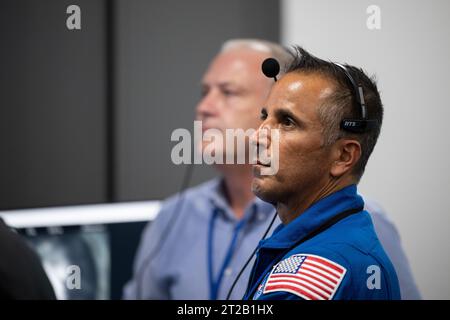 Lancio di SpaceX Crew-7 della NASA. Joe Acaba, capo dell'ufficio degli astronauti, monitora il lancio di un razzo SpaceX Falcon 9 che trasporta la navicella Dragon della compagnia nella missione Crew-7 con l'astronauta della NASA Jasmin Moghbeli, l'astronauta ESA (Agenzia spaziale europea) Andreas Mogensen, l'astronauta Japan Aerospace Exploration Agency (JAXA) Satoshi Furukawa, e il cosmonauta Roscosmos Konstantin Borisov a bordo, sabato 26 agosto 2023, nella sala di controllo di HangerX di SpaceX al Kennedy Space Center della NASA in Florida. La missione SpaceX Crew-7 della NASA è la settima missione di rotazione dell'equipaggio della SpaceX Dragon Foto Stock