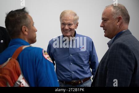 Lancio di SpaceX Crew-7 della NASA. L'amministratore della NASA Bill Nelson, al centro, parla con Norm Knight, direttore delle operazioni di volo presso il Johnson Space Center della NASA, giusto, e Joe Acaba, capo dell'ufficio degli astronauti, se ne andò, dopo il lancio di un razzo SpaceX Falcon 9 che trasportava la navicella Dragon della compagnia nella missione Crew-7 con l'astronauta della NASA Jasmin Moghbeli, l'astronauta ESA (Agenzia spaziale europea) Andreas Mogensen, l'astronauta giapponese per l'esplorazione aerospaziale (JAXA) Satoshi Furukawa, e il cosmonauta Roscosmos Konstantin Borisov a bordo, sabato 26 agosto 2023, nel lancio di SpaceX e Landi Foto Stock