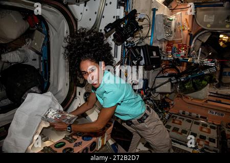 . Iss069e084702 (agosto 29, 2023) --- l'astronauta della NASA Jasmin Moghbeli è uno dei membri dell'equipaggio più recenti della stazione spaziale Internazionale, essendo stato a bordo del laboratorio orbitale solo per due giorni quando è stata scattata questa foto. Moghbeli è raffigurato all'interno del modulo Unity per acquisire familiarità con i sistemi delle stazioni. Foto Stock