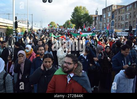 Amsterdam, Paesi Bassi. 15 ottobre 2023. La gente tiene bandiere palestinesi mentre si riunisce per una manifestazione pro-palestinese ad Amsterdam, nei Paesi Bassi, il 15 ottobre 2023. Quasi 15.000 partecipanti partecipano alla manifestazione per condannare il genocidio del governo israeliano ed esprimere solidarietà al popolo palestinese. (Foto di Mouneb Taim/INA Photo Agency/Sipa USA) credito: SIPA USA/Alamy Live News Foto Stock