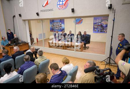 Commissione di Stato Expedition 70. Expedition 70 equipaggio principale astronauta NASA Loral o'Hara, a sinistra, cosmonauti Roscosmos Oleg Kononenko, e Nikolai Chub, insieme ai membri dell'equipaggio di riserva Tracy Dyson e Alexey Ovchinin sono visti in quarantena dietro vetro durante la riunione della Commissione di Stato per approvare il lancio Soyuz della Expedition 70 alla stazione spaziale internazionale, giovedì 14 settembre 2023 al Cosmonaut Hotel di Baikonur, Kazakistan. Foto Stock