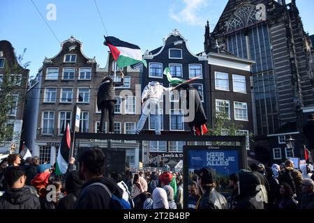 Amsterdam, Paesi Bassi. 15 ottobre 2023. La gente tiene bandiere palestinesi mentre si riunisce per una manifestazione pro-palestinese ad Amsterdam, nei Paesi Bassi, il 15 ottobre 2023. Quasi 15.000 partecipanti partecipano alla manifestazione per condannare il genocidio del governo israeliano ed esprimere solidarietà al popolo palestinese. (Foto di Mouneb Taim/INA Photo Agency/Sipa USA) credito: SIPA USA/Alamy Live News Foto Stock