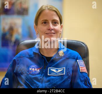 Conferenza stampa Expedition 70. Expedition 70 l'astronauta Loral o'Hara è visto in quarantena dietro vetro durante una conferenza stampa, giovedì 14 settembre 2023 al Cosmonaut Hotel di Baikonur, Kazakistan. Expedition 70 l'astronauta della NASA Loral o'Hara, i cosmonauti Roscosmos Oleg Kononenko e Nikolai Chub sono programmati per il lancio a bordo della loro navicella Soyuz MS-24 il 15 settembre. Foto Stock